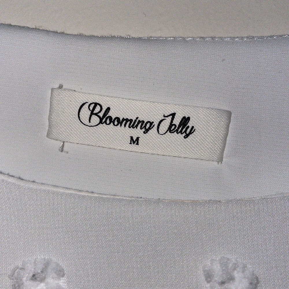 White Textured Sheer Overlay Blooming Jelly Top - Picture 2 of 3